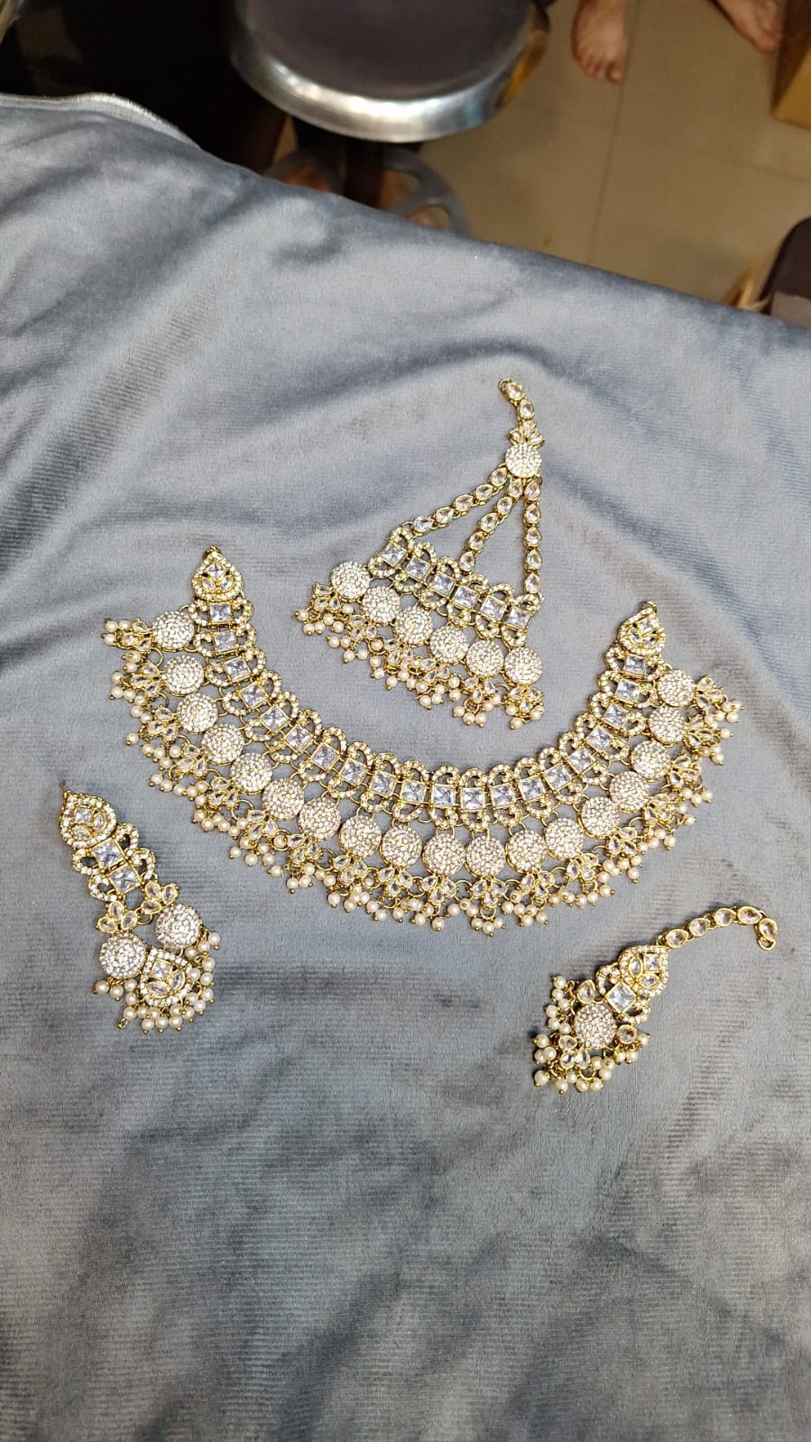 Flexible mini bridal set with jhoomar, tikka and earrings in Zircon White on gold